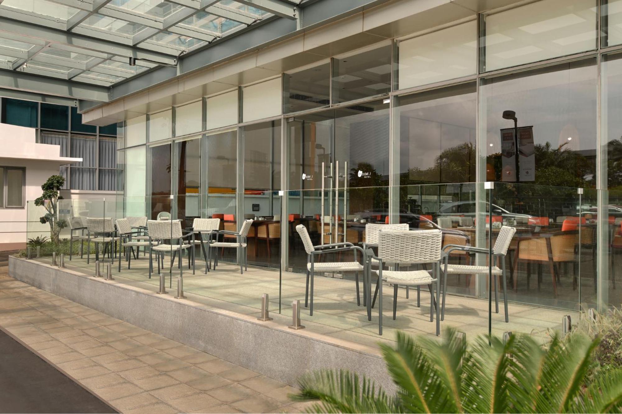 Model J Hotel Jakarta Soekarno - Hatta Airport Tangerang Exterior foto